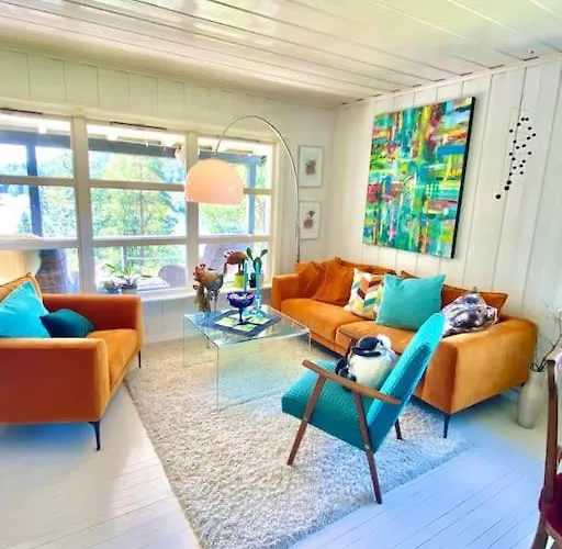 Kunstnerhytte Med Panoramautsikt Pa Furuholmen 펜션 *