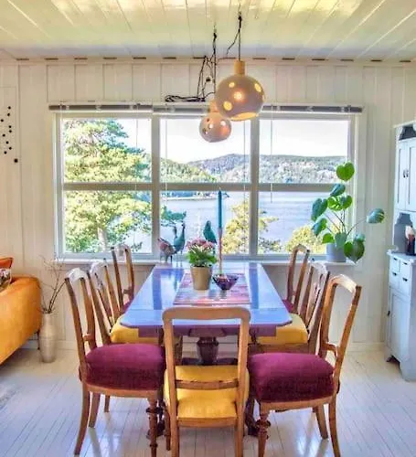 Kunstnerhytte Med Panoramautsikt Pa Furuholmen 펜션 *